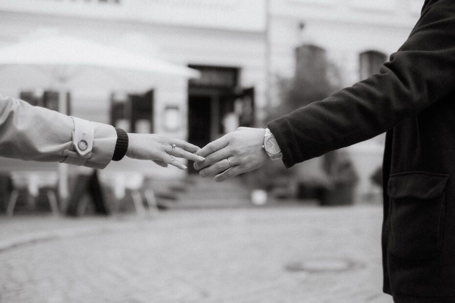 Illustration of What Emotional Availability Really Means in a Partnership
